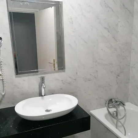 Les Deux Lions فندق ريز